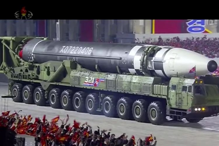 Gambar yang berasal dari tangkapan layar tayangan kanal televisi Korea Utara, KRT, menunjukkan rudal balistik antar benua (ICBM) terbaru yang dipunyai Korea Utara, dipamerkan dalam parade militer untuk merayakan 75 tahun Partai Buruh di Lapangan Kim Il Sung, Pyongyang, pada 10 Oktober 2020.