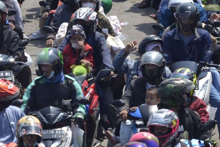 Pemudik dengan sepeda motor antre naik ke kapal di dermaga 3 Pelabuhan Bakauheni, Lampung Selatan, Lampung, Kamis (5/5/2022). Kementerian Perhubungan memperkirakan puncak arus balik Lebaran 2022 akan terjadi pada 6-8 Mei 2022.