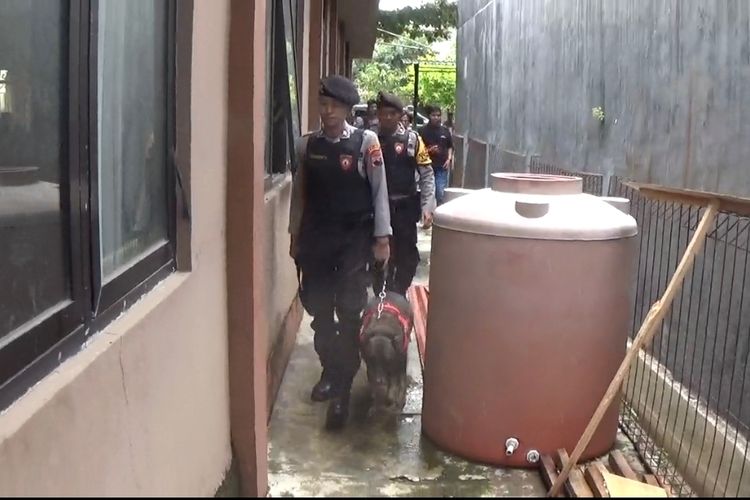 Kepolisian Resort Kebumen memastikan keamanan Gudang KPU Kebumen jelang pemilu 2024 dengan menerjunkan anjing pelacak.