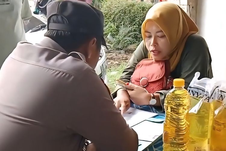 Polisi memeriksa penjual minyak goreng murah di Lumajang