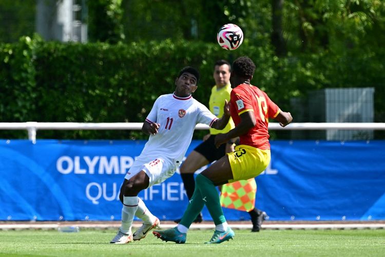 Aksi Jeam Kelly Sroyer bagi TImnas U23 Indonesia. Laga timnas Indonesia vs Guinea dalam jadwal playoff Olimpiade 2024 bergulir di Clairefontaine, Perancis, pada Kamis (9/5/2024) pukul 20.00 WIB.