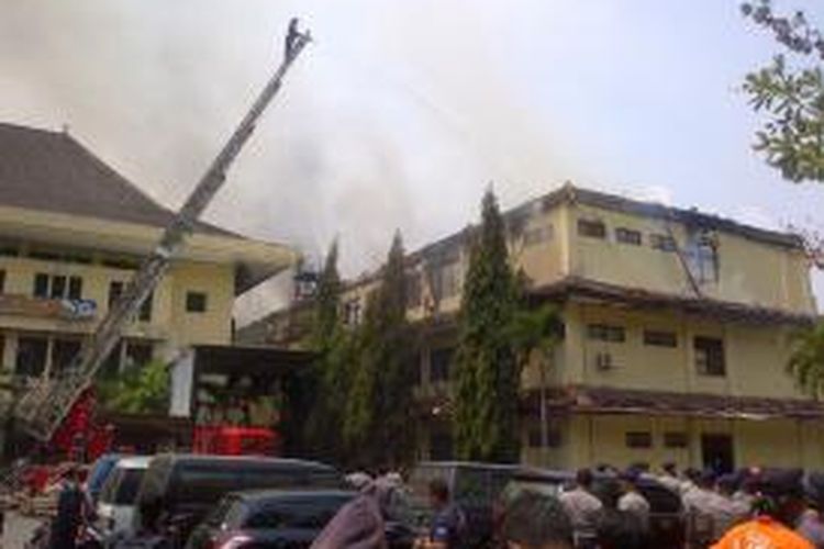 Markas Mapolda Jawa Tengah dilanda kebakaran hebat, Rabu (30/9/2015)
