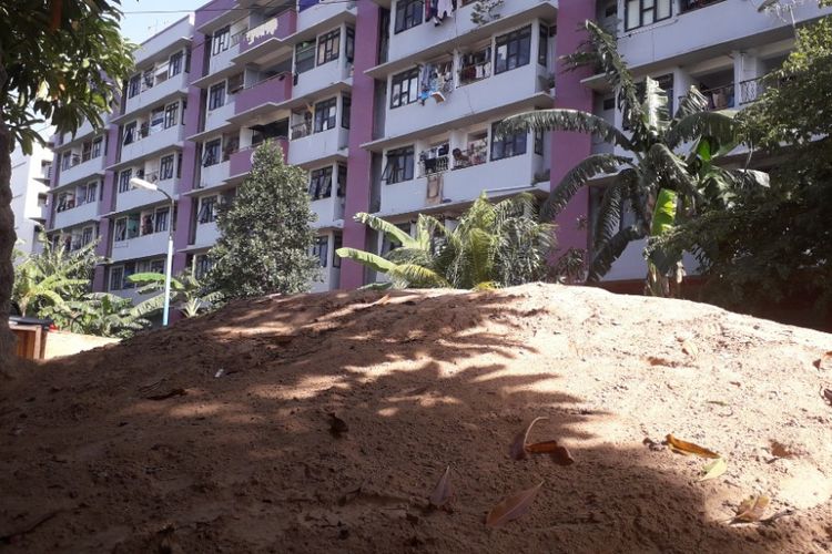 Gundukan tanah yang diduga merupakan limbah B3 ditemukan di belakan Cluster B Rumah Susun Marunda, Senin (7/1/2019).