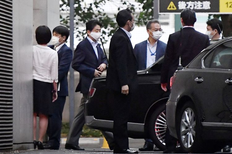 Perdana Menteri Jepang Shinzo Abe masuk ke mobilnya, usai menjalani pemeriksaan kesehatan di Keio University Hospital di Tokyo, Jepang, pada Senin (17/8/2020).