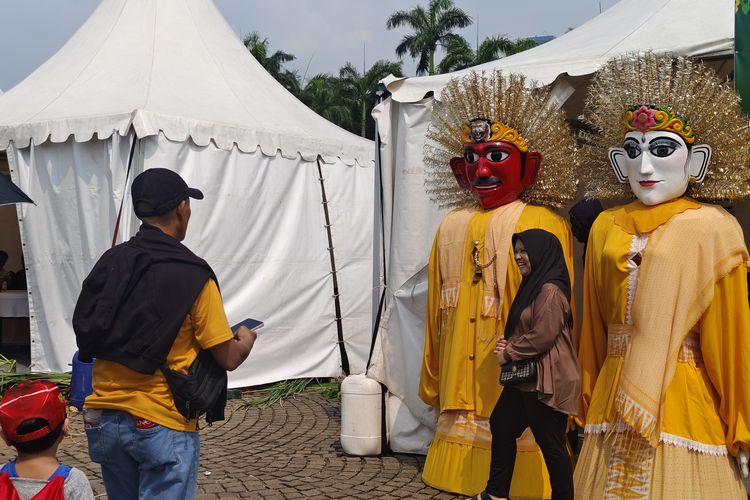 Suasana Lebaran Betawi 2025 di kawasan Monumen Nasional (Monas) hari kedua, Minggu (27/4/2025). 