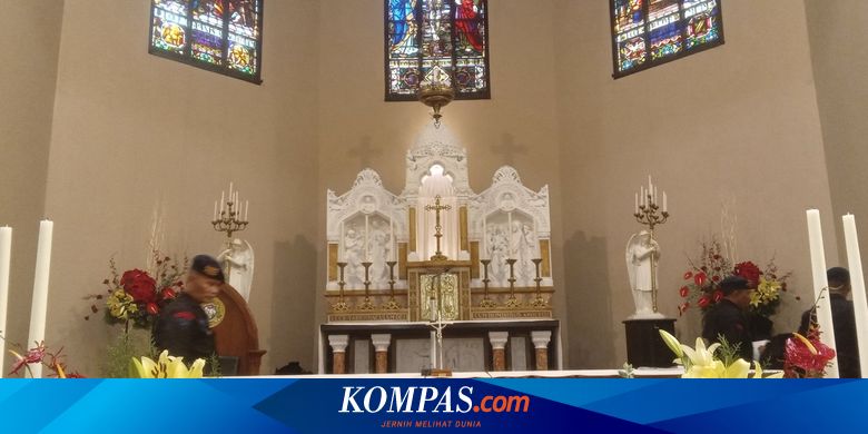 Pastor Paroki Katedral Bandung, R.P. Kosman Sianturi, OSC mengatakan bahwa Natal tahun ini menjadi momentum penting untuk merefleksikan kembali peran keluarga sebagai "Gereja Terkecil". | #Natal #Katedral #Bandung