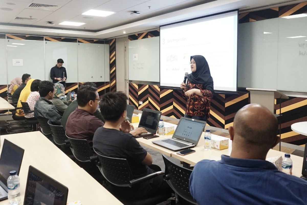 Salah satu acara meet up yang digelar DQLab bersama Reny Melyani (Data Scientist CT Corp) menjadi ajang mengasah kemampuan data scientist langsung kepada pakar dan praktisi.  