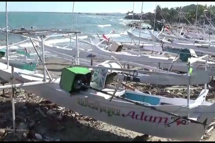 Kapal Nelayan Jebol Dihantam Gelombang Tinggi