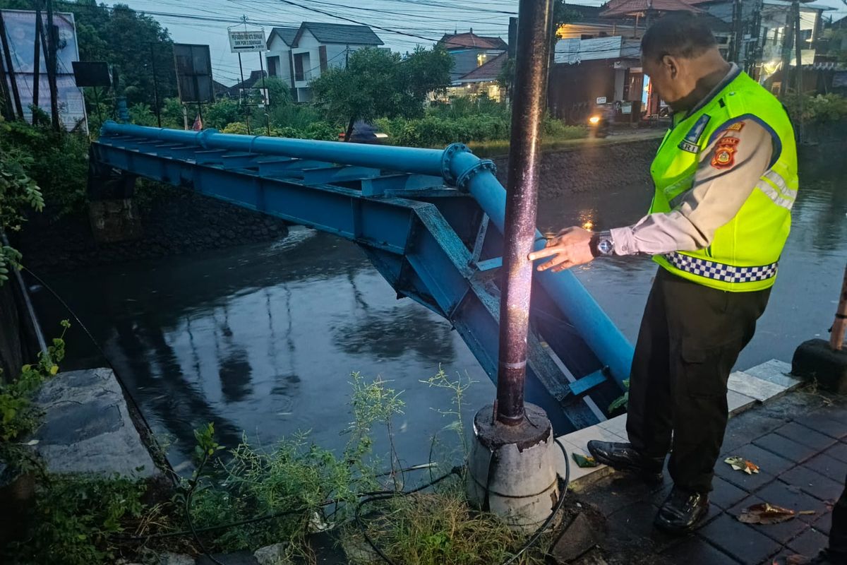 Polisi saat melakukan olah tempat kejadian perkara dalam peristawa kecelakaan tunggal pengendara sepeda motor Honda Beat di di sungai Rangda, Jalan Suwung, Kelurahan Sesetan, Kecamatan Denpasar Selatan, Kota Denpasar, Bali, pada Selasa (27/1/2026) dini hari. /Dok. Satlantas Polresta Denpasar