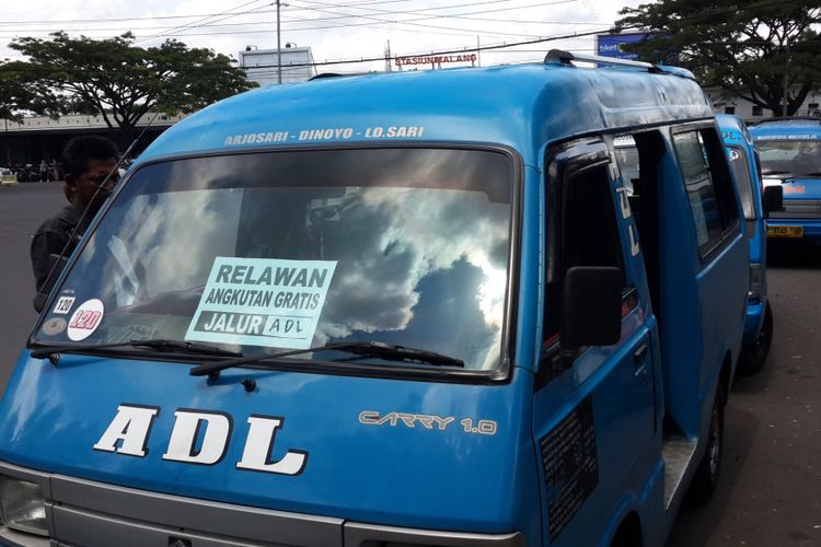 Salah satu angkot yang mengangkut penumpang gratis selama aksi demo sopir angkot di Malang berlangsung, Rabu (14/3/2018). Para sopir angkot protes penerapan Peraturan Menteri Perhubungan nomor 108 Tahun 2017.