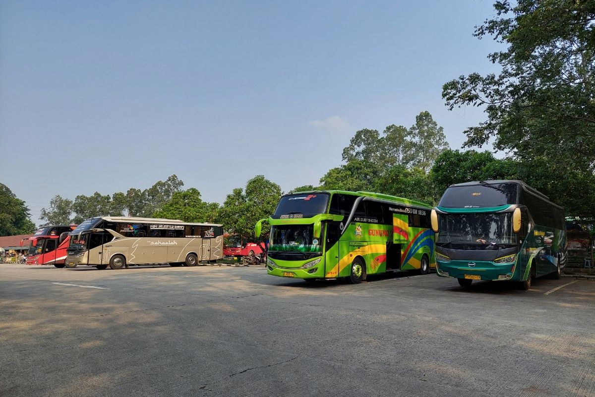 Dua bus di Terminal Poris Plawad Indah, Kota Tangerang, yang masih menunggu penumpang lain berdatangan agar seluruh kursi di dalamnya dapat terisi penuh, Senin (19/4/2021).