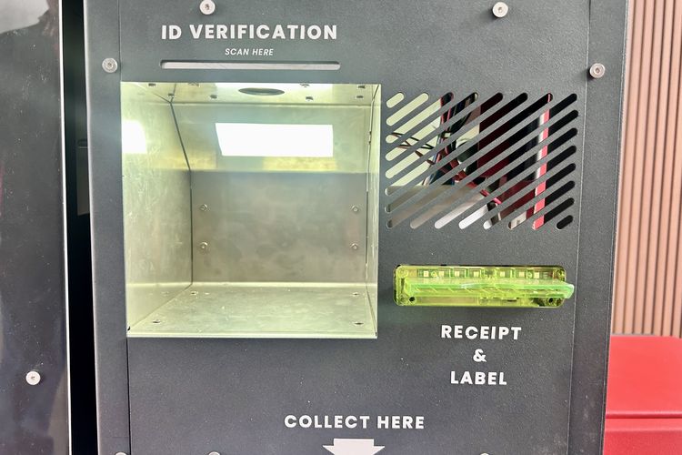 Pengalaman mencoba vending machine obat-obatan dari Apotech+ di M Bloc Space, Jakarta Selatan, Sabtu (7/2/2026).