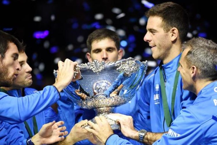 Tim Piala Davis Argentina (kiri-kanan), Leonardo Mayer, Guido Pella, Federico Delbonis, Juan Martin del Potro, dan kapten Daniel Orsanic, merayakan kemenangan mereka atas Kroasia pada babak final Piala Davis 2016 di Arena Zagreb, Zagreb, Minggu (27/11/2016).