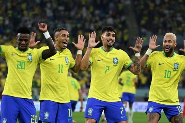 Penyerang timnas Brasil Vinicius Junior (kiri) saat merayakan gol bersama rekan-rekannya dalam laga 16 besar Piala Dunia 2022 kontra Korea Selatan, Selasa (6/12/2022) dini hari WIB.