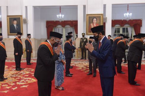 Muhadjir Effendy Terima Bintang Mahaputera Adipradana dari Jokowi