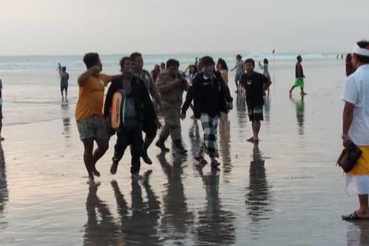 Pelaku saat diamankan warga di Pantai Kuta, Senin (16/9/2019).