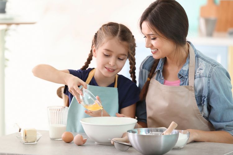 ilustrasi memasak bareng anak. 