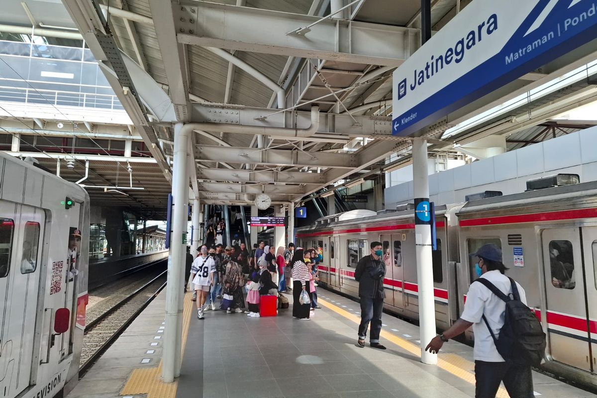 Penumpang Kereta Api di Stasiun Jatinegara Meningkat 146 Persen pada Nataru 2024/2025