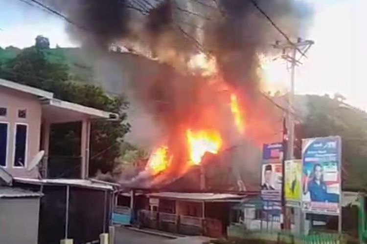 Tampak rumah warga di Kelurahan Matakando, Kota Bima terbakar, Jumat (2/2/2024).
