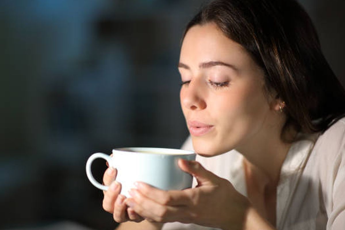Ilustrasi apakah boleh minum kopi saat perut kosong?