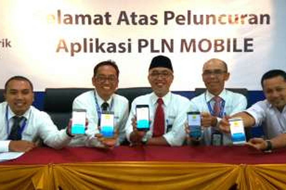 General Manager PT PLN (Persero) Wilayah Kalimantan Barat, Bima Putrajaya (tengah) bersama jajaran manager menunjukkan aplikasi PLN Mobile berbasis android saat peluncuran di Kantor PLN Wilayah Pontianak (31/10/2016)