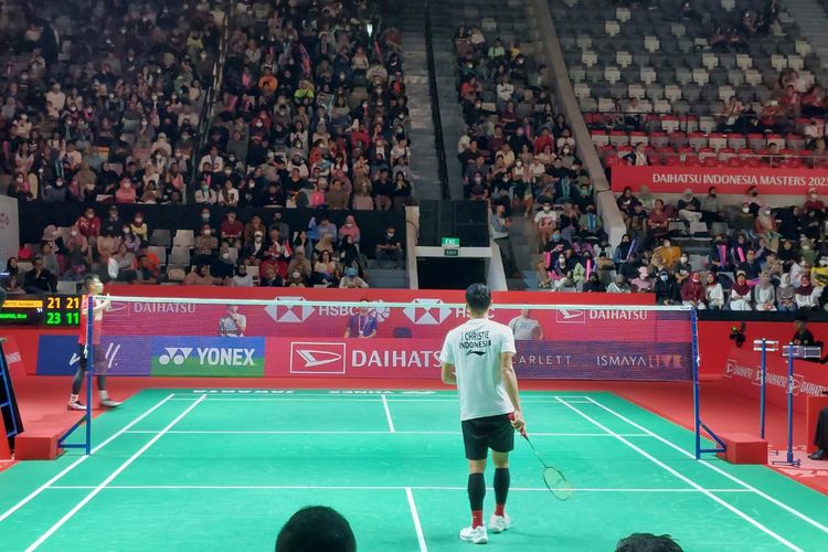 Jonatan Christie saat bertanding melawan Nguyen Nhat (Irlandia) pada babak pertama Indonesia Masters 2023 di Istora Senayan, Rabu (25/1/2023).