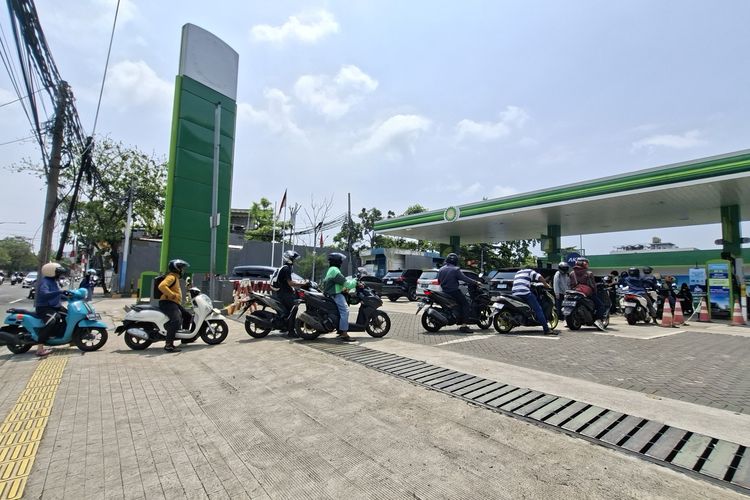 Isu Kenaikan BBM, Antrean SPBU Swasta di Jakbar Meluber ke Jalan