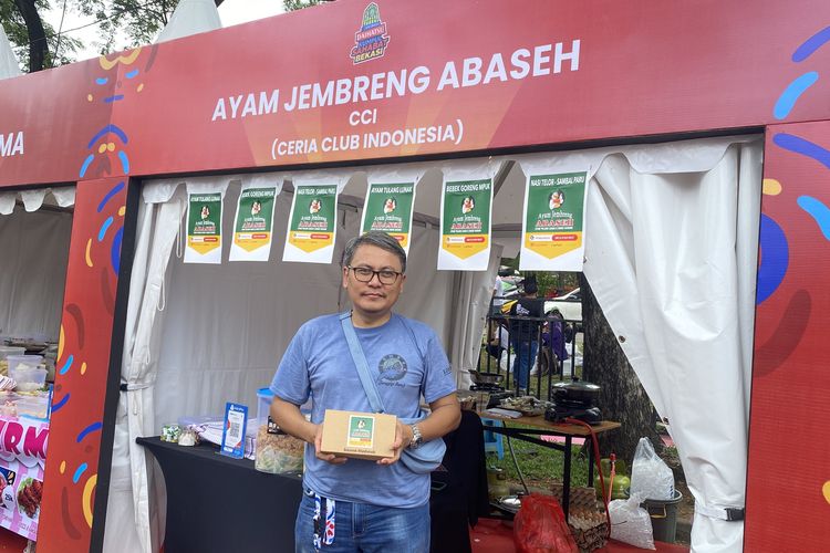 Abas, pemilik Ayam Jembreng Abaseh dalam acara Daihatsu Kumpul Sahabat Bekasi