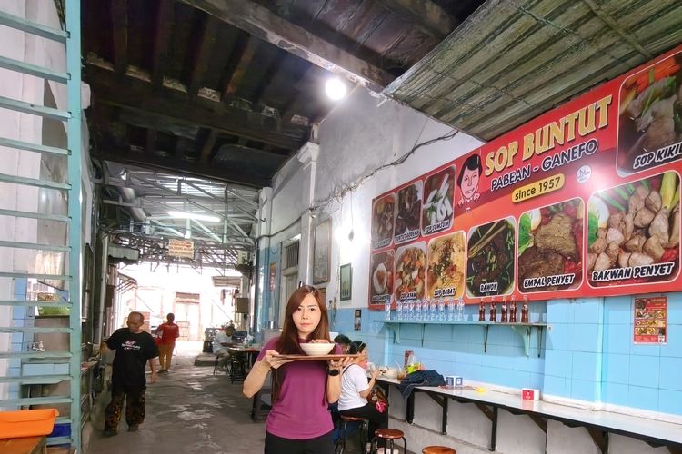 Amy Amabel generasi penerus ketiga usaha sop buntut di kawasan Pabean Ganefo, Surabaya Utara, yang berdiri sejak 1957 dan menjadi persinggahan para pencinta kuliner.