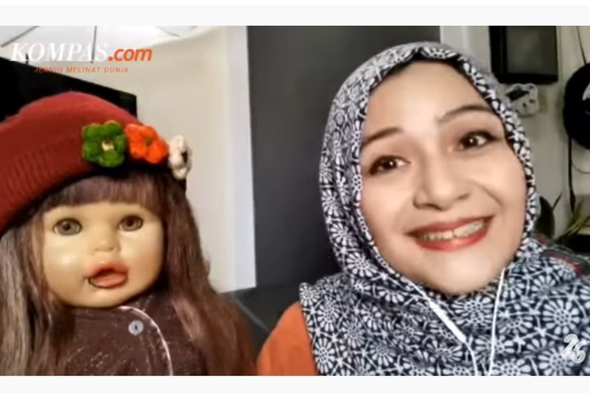 Ventrilokuis Ria Enes dan boneka Susan dalam wawancara via zoom bersama Kompas.com, Kamis (6/1/2022).