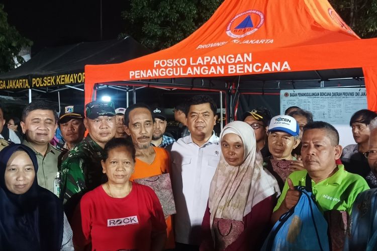 Wamensesneg Jenguk Korban Kebakaran Kemayoran, Bawa Sembako dan Uang dari Prabowo 
