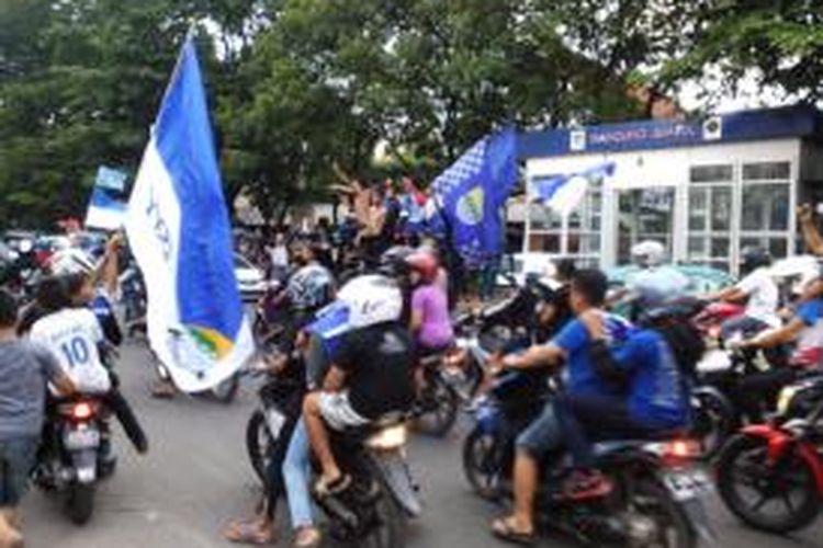Ratusan suporter Persib Bandung mulai memadati jalan protokol di Kota Bandung di Jalan Ahmad Yani, Kota Bandung, Senin (19/10/2015). Para bobotoh menggelar konvoi untuk menyambut kedatangan Persib Bandung.