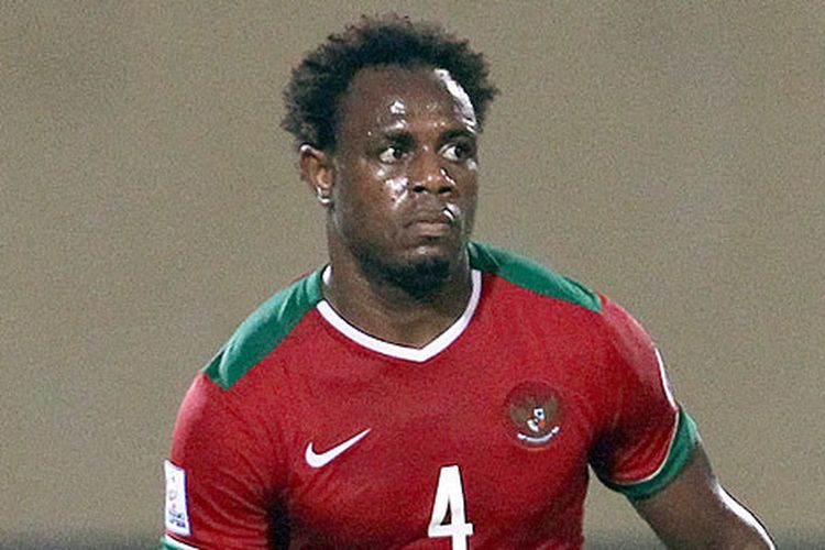 Victor Igbonefo saat memperkuat tim nasional Indonesia pada laga AFF Cup 2014 melawan Laos, di Stadion Hang Day, Hanoi, Vietnam, Jumat (28/11/2014).