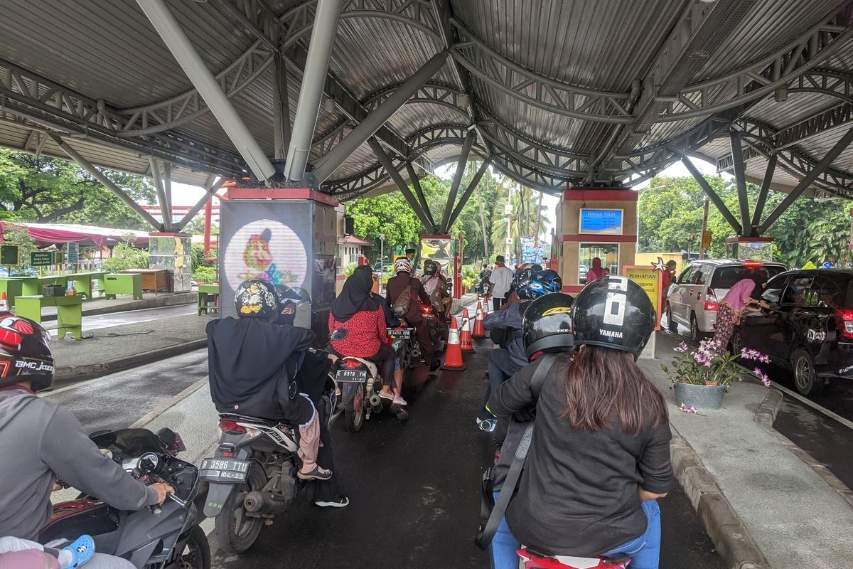Puluhan ribu pengunjung padati Taman Impian Jaya Ancol saat libur Natal 2019.