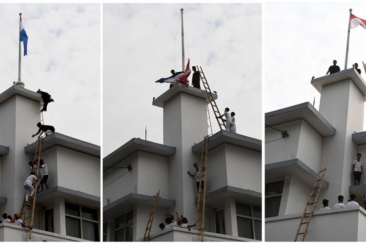 Foto kolase peristiwa perobekan bendera Belanda di Hotel Majapahit saat teatrikal peristiwa perobekan bendera di Hotel Yamato (kini Hotel Majapahit) di Jalan Tunjungan, Surabaya, Jawa Timur, Rabu (19/9/2018). Kegiatan tersebut dalam rangka memperingati peristiwa perobekan bendera Belanda menjadi bendera Indonesia pada 19 September 1945.