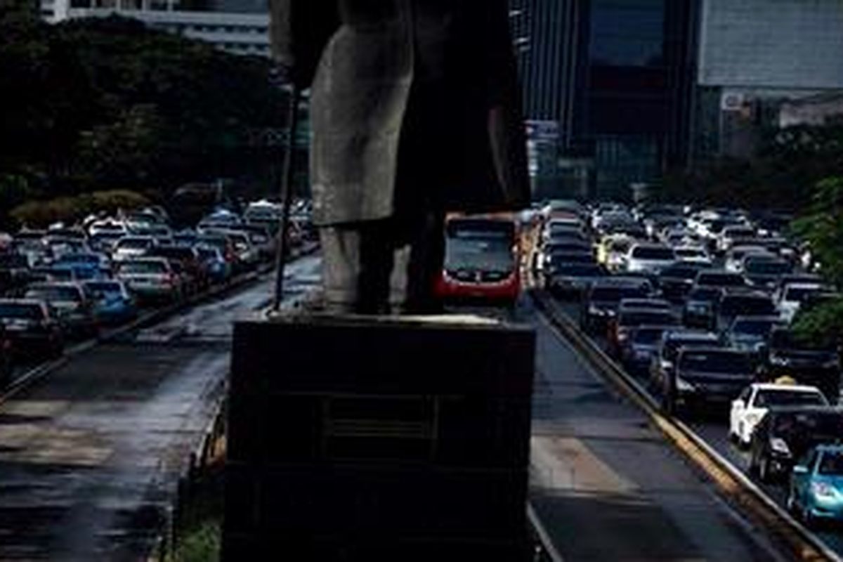 Kendaraan terjebak macet di Jalan Sudirman, Jakarta di dua arah saat jam pulang kerja, Kamis (28/2/2013). Moda transportasi angkutan massal semakin mendesak untuk segera direalisasikan di Jakarta, mengingat kemacetan yang semakin parah.