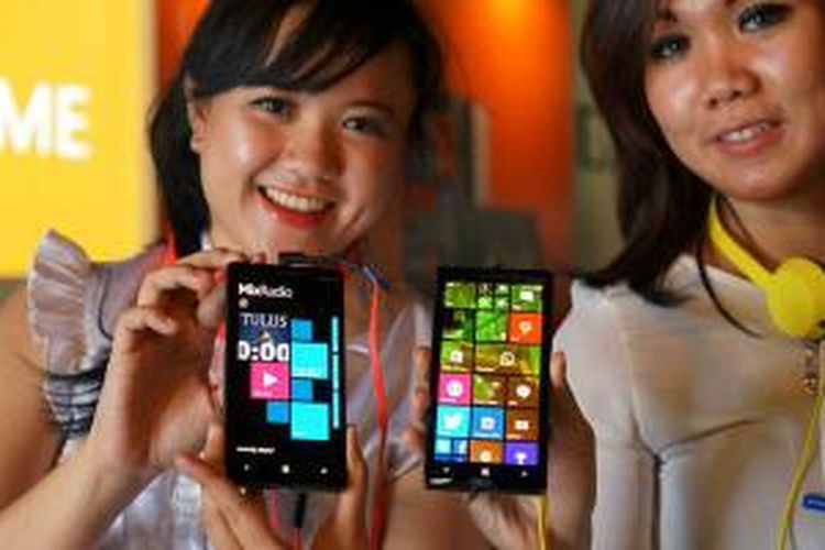 Model memamerkan Lumia 930 dalam acara peluncuran di Jakarta, Kamis (9/10/2014).