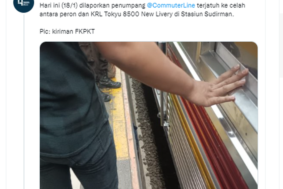 Tangkapan layar twit soal penumpang KRL jatuh dan masuk ke celah peron di Stasiun Sudirman