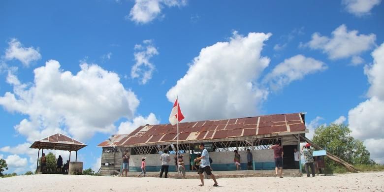 Wisatawan tengah berfoto dengan latar belakang Replika SD Laskar Pelangi yang terletak di Desa Lenggang, Kecamatan Gantung, Belitung Timur, Bangka Belitung, Selasa (8/3/2016).