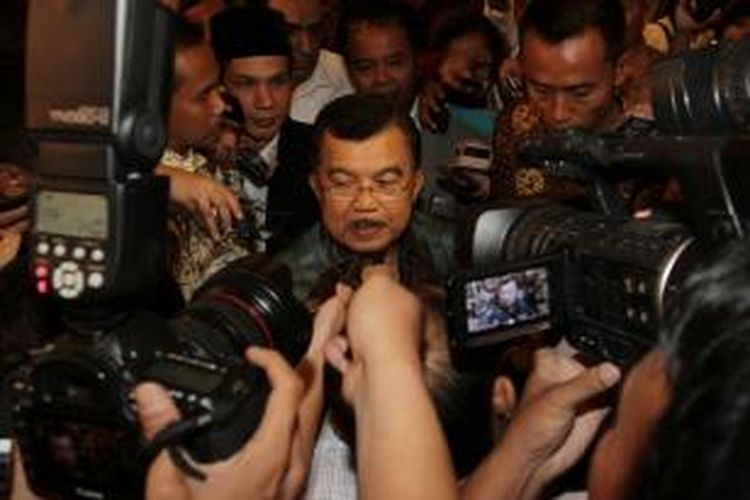 Wakil presiden terpilih 2014-2019, Jusuf Kalla, menjawab pertanyaan wartawan usai berbicara pada acara rembuk nasional kebijakan tata kelola migas untuk kesejahteraan rakyat di Jakarta Selatan, Senin (8/9/2014).  TRIBUNNEWS/HERUDIN 