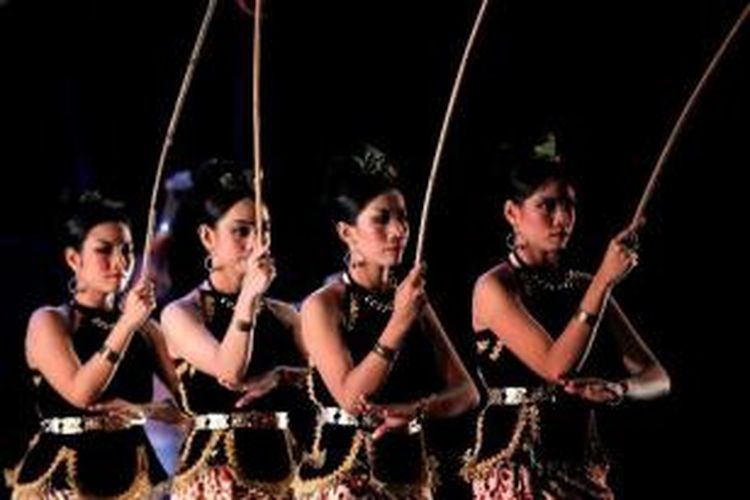 Pementasan Gandrung Engtay yang disutradarai Dedy Lutan di Gedung Kesenian Jakarta, Jumat (1/7/2011). Kisah klasik percintaan Sampek dan Engtay ditampilkan dalam kemasan drama tari dengan balutan seni gandrung khas Banyuwangi.