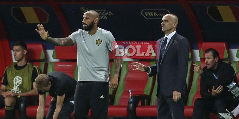 Pelatih timnas Belgia, Roberto Martinez (kanan) dan asistennya, Thierry Henry (kiri), memberi instruksi pada laga perempat final Piala Dunia 2018 di Kazan Arena, Kazan, pada 6 Juli 2018.