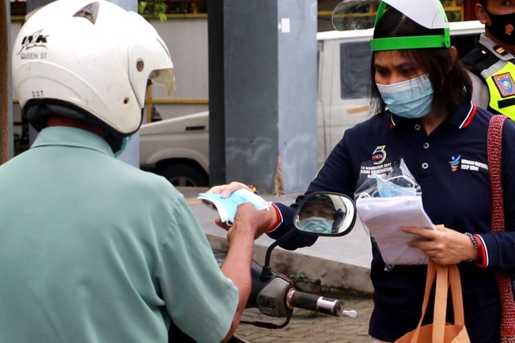 Tim Satgas Penanganan Covid-19 Kabupaten Kutai Kertanegara, Kaltim, saat sosialisasi disiplin protokol kesehatan dan membagi masker kepada sejumlah penggendara di Tenggarong, Kutai Kertanegara, belum lama ini. 