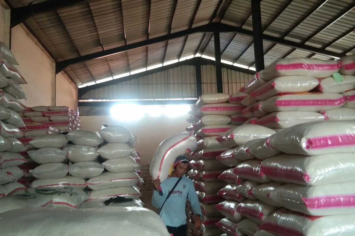 Seorang pekerja tengah melakukan aktivitas bongkar muat beras di pertokoan beras Pasar Johar Karawang, Kamis (18/3/2021).