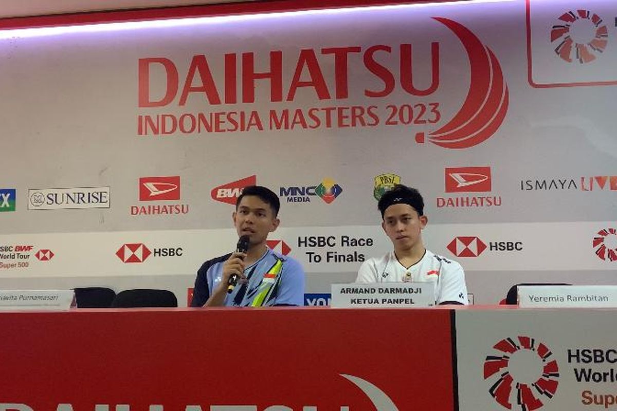 Fajar Alfian/Muhammad Rian Ardianto dalam sesi konferensi pers seusai menang atas Pramudya Kusumawardana/Yeremia Erich Yoche Yacob Rambitan dalam laga bertajuk duel Merah-Putih di 32 besar Indonesia Masters 2023 pada Selasa (24/1/2023).