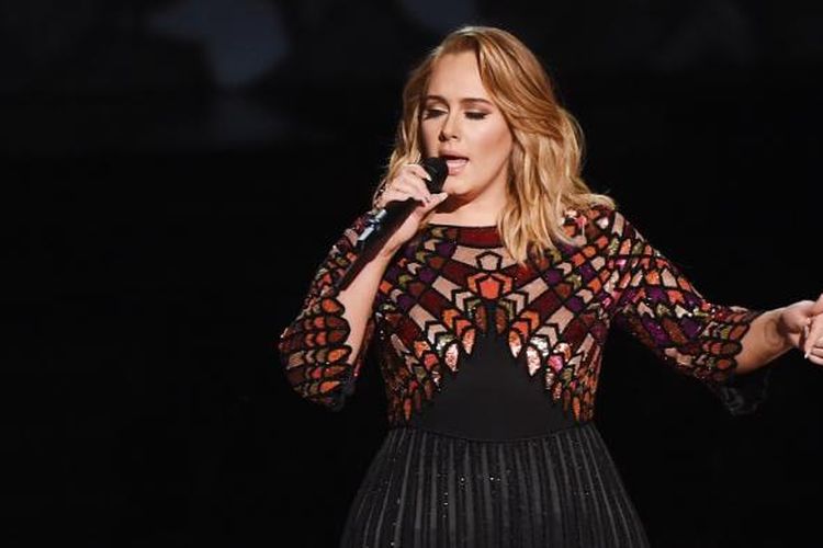 Adele menyanyikan lagu Hello untuk membuka perhelatan Grammy Awards 2017 di Staples Center, Los Angeles, Minggu (12/2/2017).
