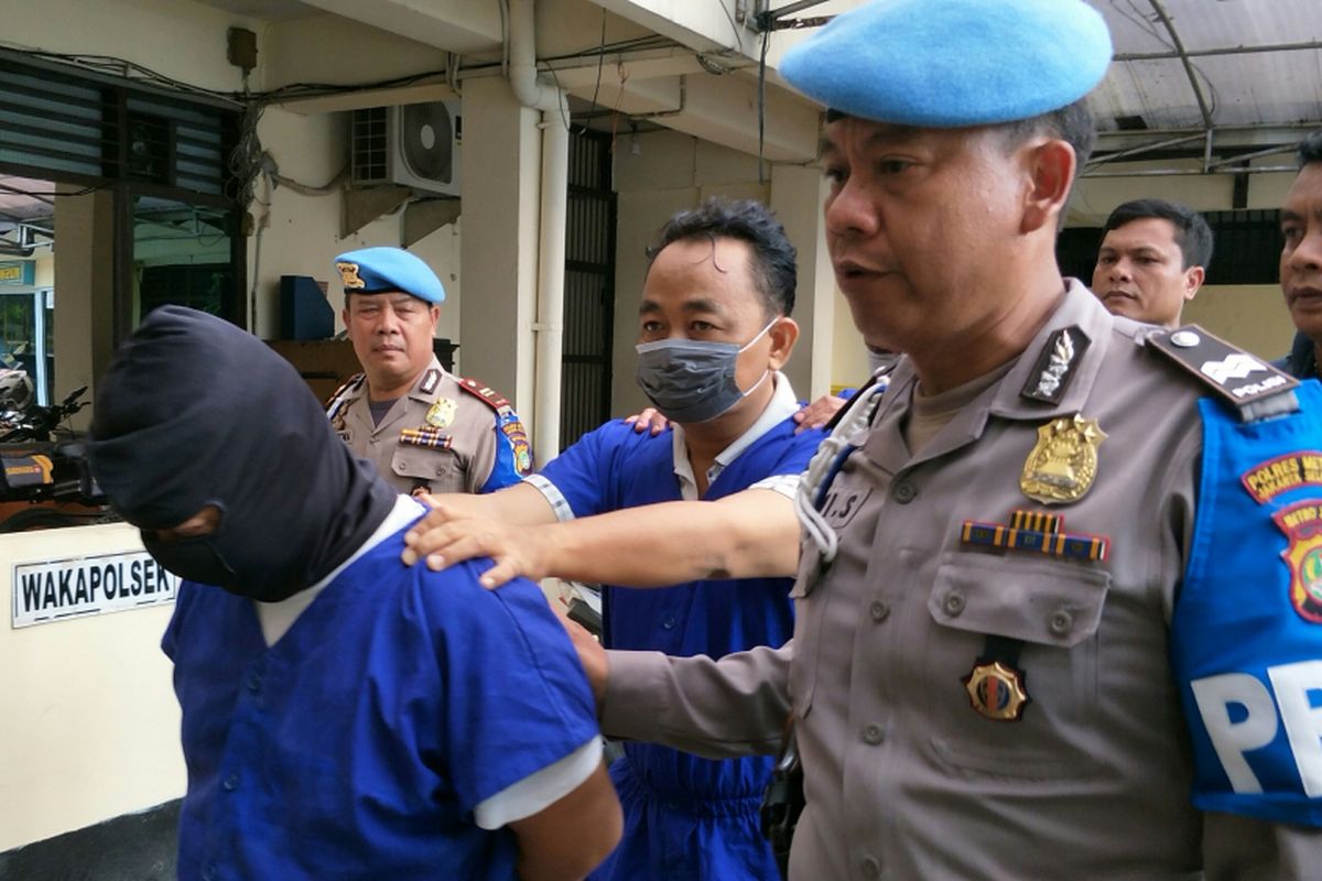 Tersangka kasus produksi dan penjualan rokok dengan modus memalsukan merk dagang salah satu rokok diperlihatkan kepada wartawan di Mapolsek Metro Setiabudi, Jakarta Selatan, Senin (12/2/2018).