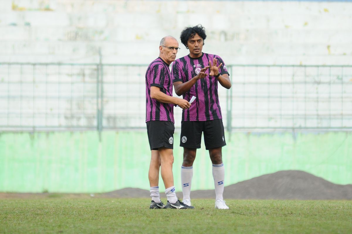 Pelatih Arema FC Fernando Valente berdiskusi dengan tim analis FX Yanuar saat latihan rutin di Stadion Gajayana Kota Malang, Rabu (23/8/2023) sore.
