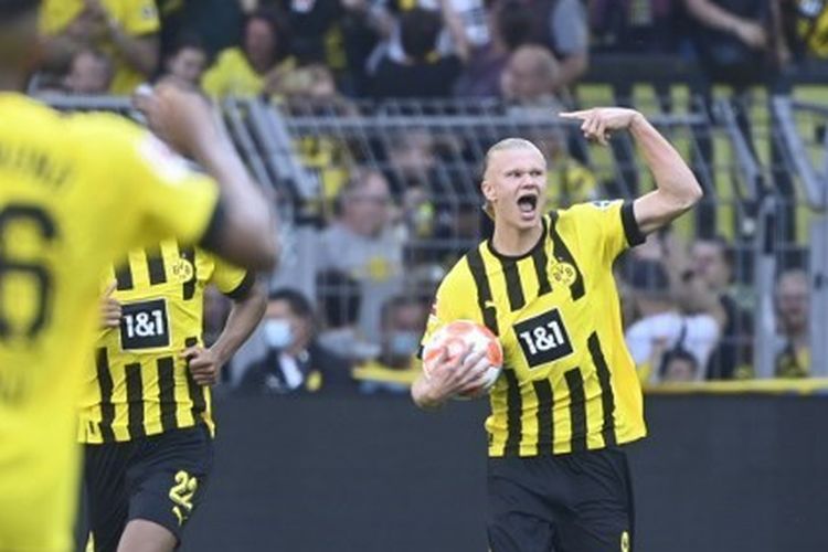 Erling Haaland merayakan gol yang ia cetak dalam laga Borussia Dortmund vs Hertha Berlin pada pekan terakhir Liga Jerman 2021-2022 di Stadion Signal Iduna Park, Sabtu (14/5/2022).