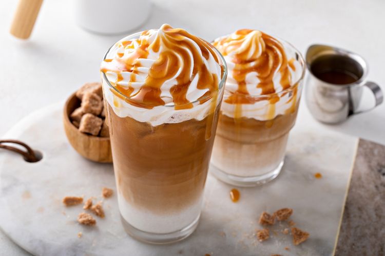 Ilustrasi minuman kopi dengan karamel. 